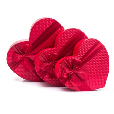 Kırmızı kurdeleli kırmızı kalp kutusu beyaz arka planda izole edildi