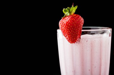 Lezzetli çilekli kokteyl ve cam içinde meyve.