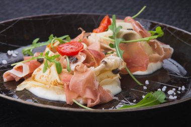 Kızartma tavasında gözleme ve jambonlu nefis bir kahvaltı.