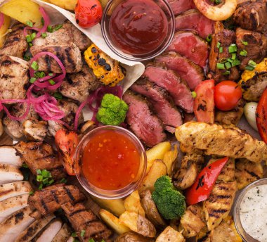 Domuz eti, dana eti, hindi ve ızgara sebze karışımı. Üst Manzara. dana bbq arkaplanı