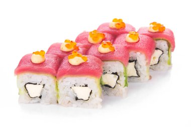 Suşi beyaz arka planda izole edilmiş. Lezzetli deniz ürünleri