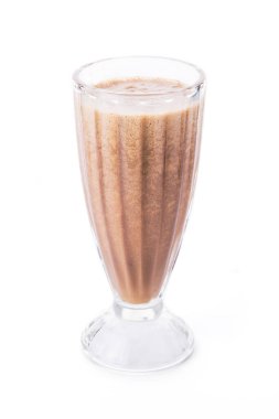 Sıcak kapuçino ya da beyaz arka planda izole edilmiş bardakta kahve.