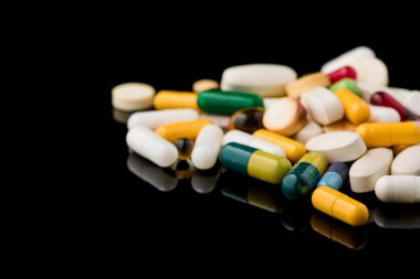 Siyah cam arka planda beyaz haplar. tıbbi eczane