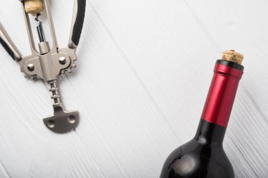 şarap tirbuşonu ve şişe ahşap masada. alkol arka planı