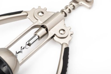 Metal şarap tirbuşonu beyaz arkaplanda izole edilmiş.