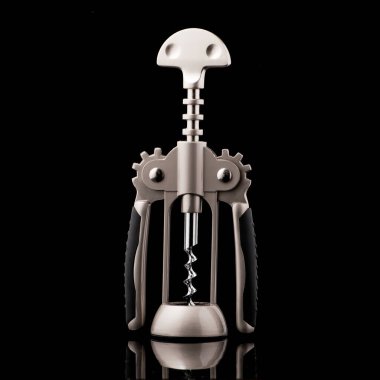 Siyah arkaplanda metal şarap tirbuşonu var.