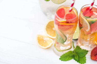 Çilekli ve portakallı mojito kokteyli.