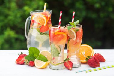 Dışarıdaki masada bir bardak kokteyl. Gardda doğal arkaplan