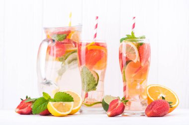 Çilekli ve portakallı mojito kokteyli.