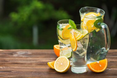 Açık havada meyveli portakal suyu. Turunçgil limonatası