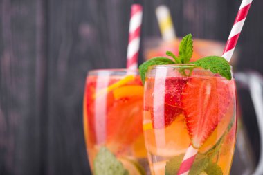 Çilekli ve portakallı mojito kokteyli.