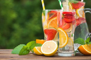 Limon, çilek ve portakallı limonata kokteyli.