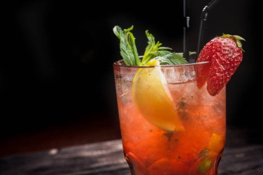 Limonlu ve naneli çilekli mojito.