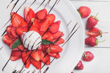 Dondurma ve naneli çilek. Yaz tatlıları.