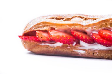 Beyaz arka planda izole edilmiş lezzetli çilekli pasta.