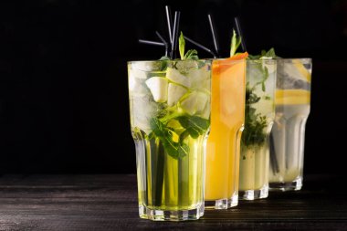 Karanlık bir arka planda yaz kokteyli.