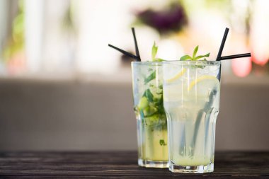 Tahta masada taze mojito kokteyli.