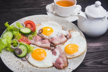 Tahta masada yumurta ve pastırmalı kahvaltı.