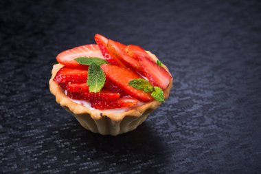 Soyut arkaplanda çilekli ve yeşil naneli kek