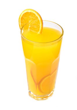 Beyaz arka planda izole edilmiş turuncu limonata bardağı.