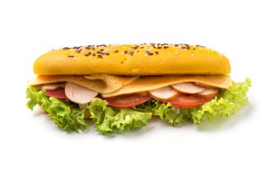 Salatalı renkli sandviç, beyaz arka planda izole edilmiş peynir. Fast food atıştırması.