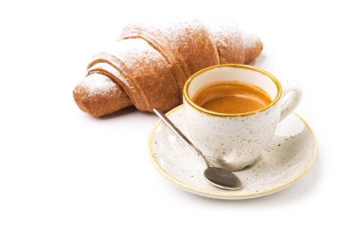 Beyaz arka planda izole edilmiş ayçöreği olan kahve fincanı. Lezzetli sabah kahvaltısı