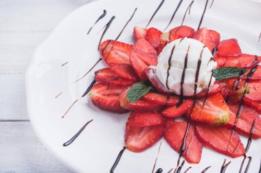 Dondurma ve naneli çilek. Yaz tatlıları.