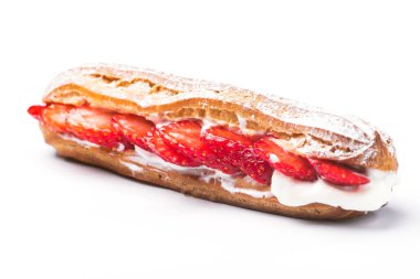 Beyaz arka planda izole edilmiş lezzetli çilekli pasta.