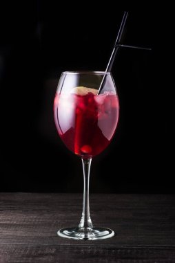 Karanlık bir arka planda yaz kokteyli.