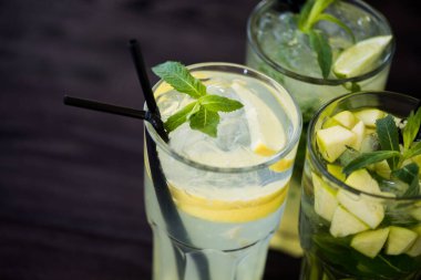 Tahta masada taze mojito kokteyli.