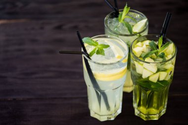 Tahta masada taze mojito kokteyli.