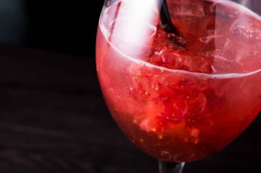 Koyu bir arka planda çilekli yaz kokteyli.