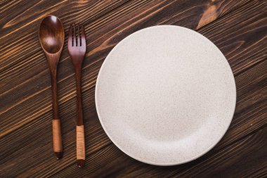 Çatal ve kaşıkla boş beyaz tabak. tepeden görünüm