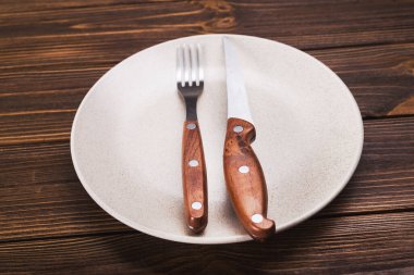 Bıçak ve çatalla dolu boş beyaz tabak. tepeden görünüm