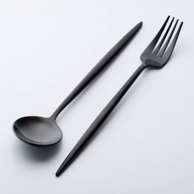 Siyah çatal ve kaşık beyaz arkaplanda izole
