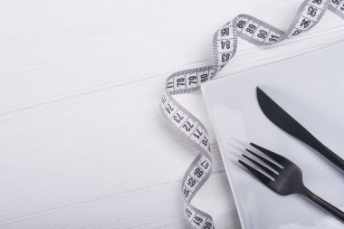 Çatal ve bıçak ve beyaz mezura. diyet gıda arka planı
