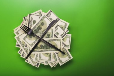 Yığınla dolar, yeşil arka plan manzarası, para birimi kavramı