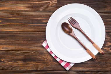Çatal ve kaşıkla boş beyaz tabak. tepeden görünüm