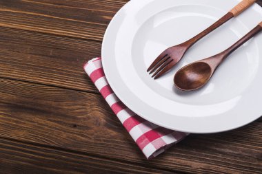 Çatal ve kaşıkla boş beyaz tabak. tepeden görünüm