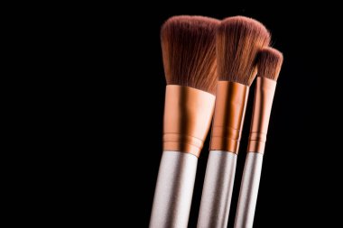 Siyah arkaplanda güzellik makyajı için kozmetik fırça