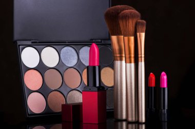 Kozmetik makyaj, fırça ve paleti siyah arkaplanda ayarla