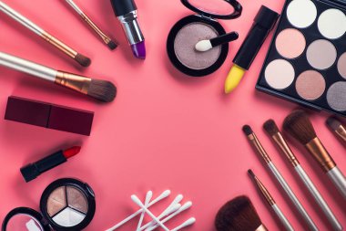 Kozmetik makyaj, fırça ve paleti pembe arka planda ayarla