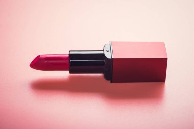 makyaj malzemesi kırmızı ruj pembe arka planda