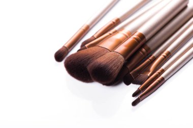 Güzellik makyajı için kozmetik fırçayı beyaz arkaplanda izole et