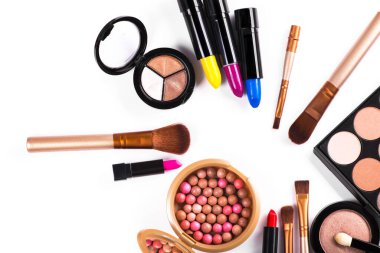 Beyaz arka planda izole edilmiş fırça tozu olan güzel renkli kozmetik palet. makyaj seti