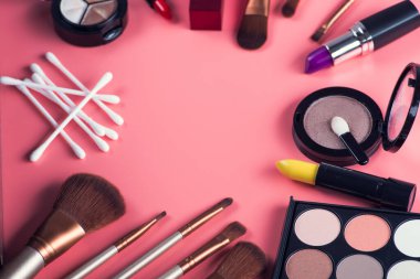 Kozmetik makyaj, fırça ve paleti pembe arka planda ayarla