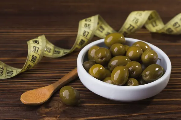 Tahta Masadaki Beyaz Kasede Taze Zeytin — Stok fotoğraf