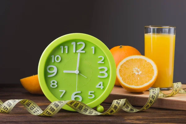 Suco Laranja Fresco Frutas Uma Mesa Madeira — Fotografia de Stock