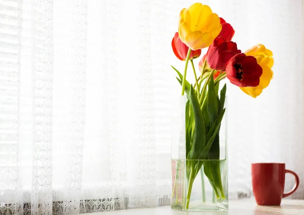 Vacker Morgon Med Kopp Kaffe Och Blommor Tulpaner Köksbordet — Stockfoto