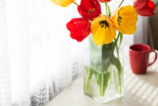 Vacker Morgon Med Kopp Kaffe Och Blommor Tulpaner Köksbordet — Stockfoto
